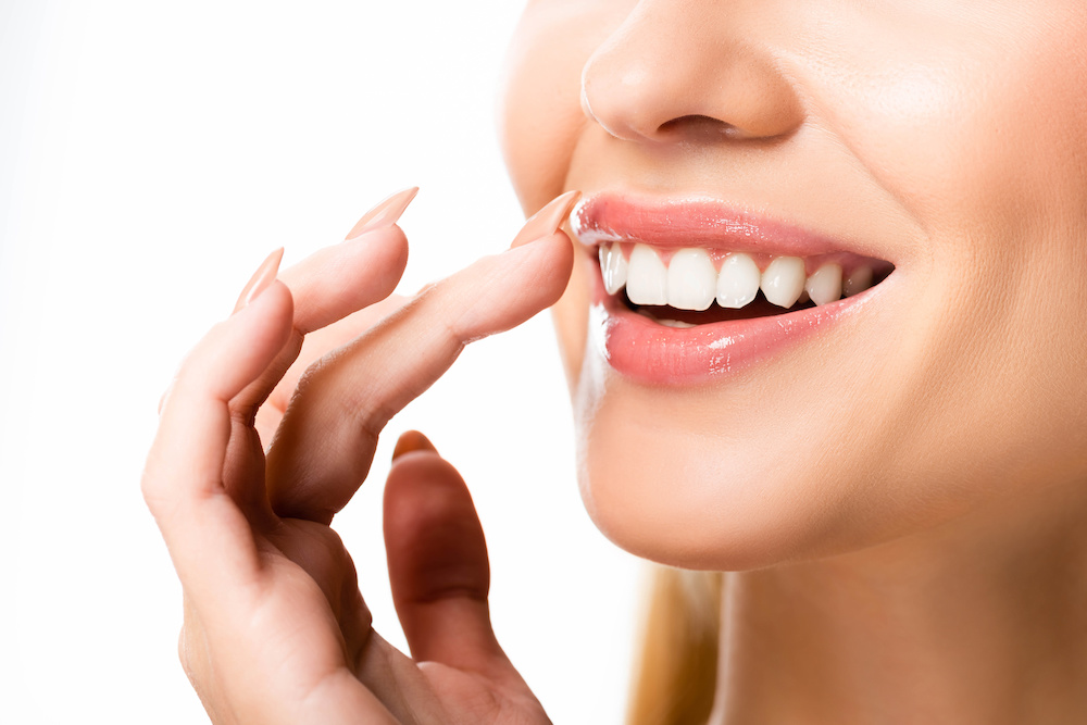 セラミック矯正とは？素早く審美性の高い歯列を実現する矯正治療法