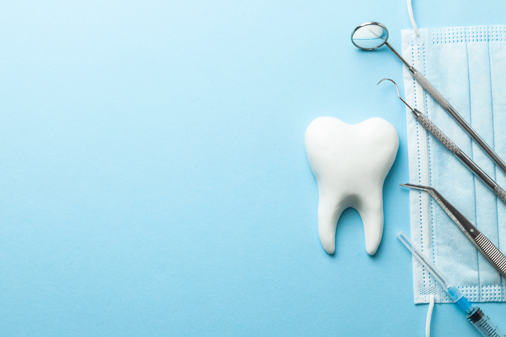 前歯のインプラントが難しい理由やメリットデメリット、期間や費用まで解説
